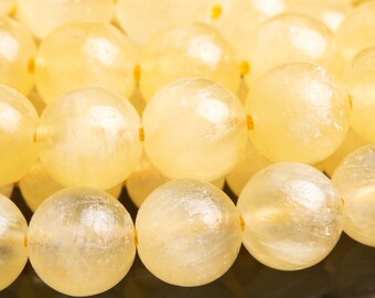 Könnte beinhalten: Eine Kette aus runden, hellgelben Perlen mit einem leichten Schimmer. Die Perlen sind mit einem dünnen, goldfarbenen Faden aufgereiht.