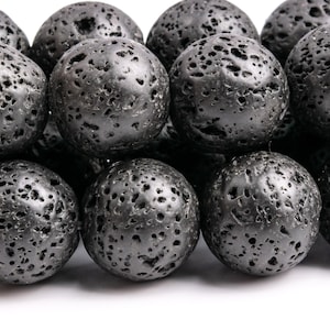 Peut inclure: Gros plan sur un collier de perles en lave noire. Les perles sont rondes et ont une surface rugueuse et texturée.