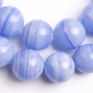 K&ouml;nnte beinhalten: Eine Reihe von blauen Achatperlen mit wei&szlig;en Streifen. Die Perlen sind rund und glatt.