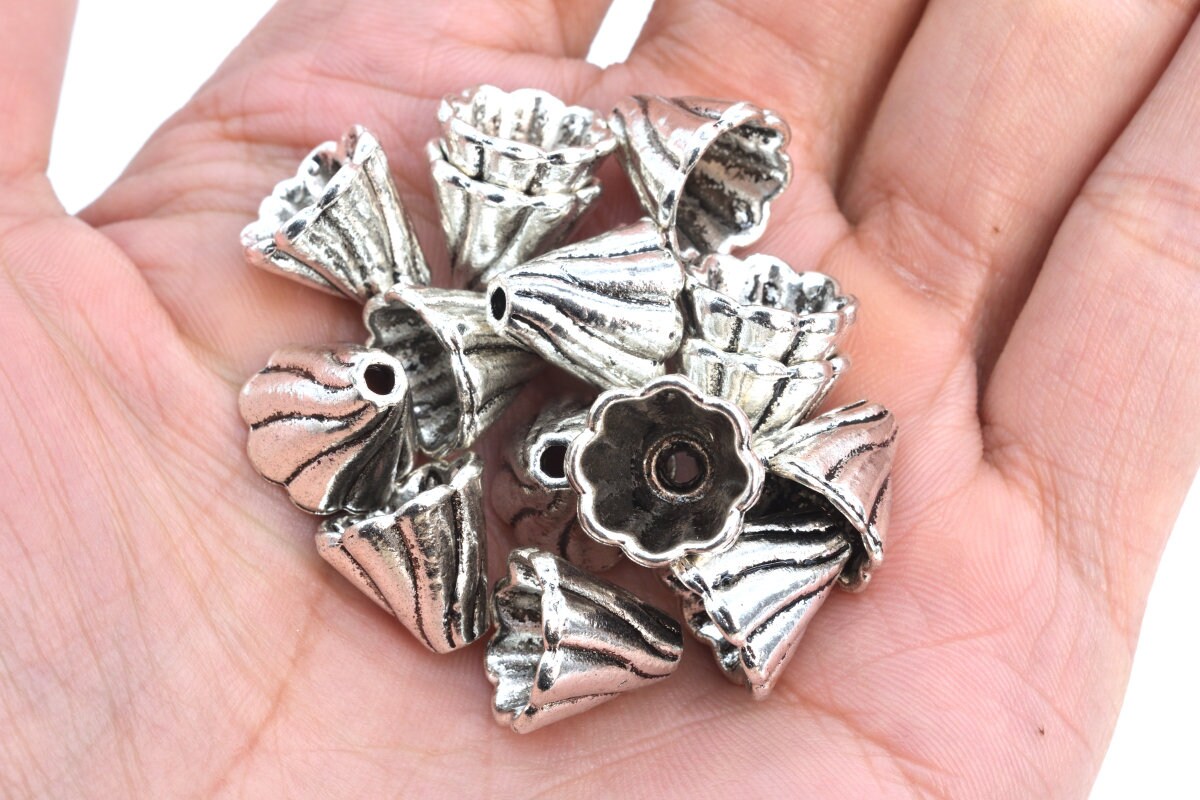 20個 - 13 x 12 MM コーンビーズキャップ アンティークシルバートーン 