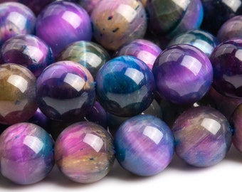 Puede incluir: Una hebra de cuentas de piedras preciosas iridiscentes en tonos de morado, azul y dorado. Las cuentas son redondas y tienen un acabado liso y pulido.