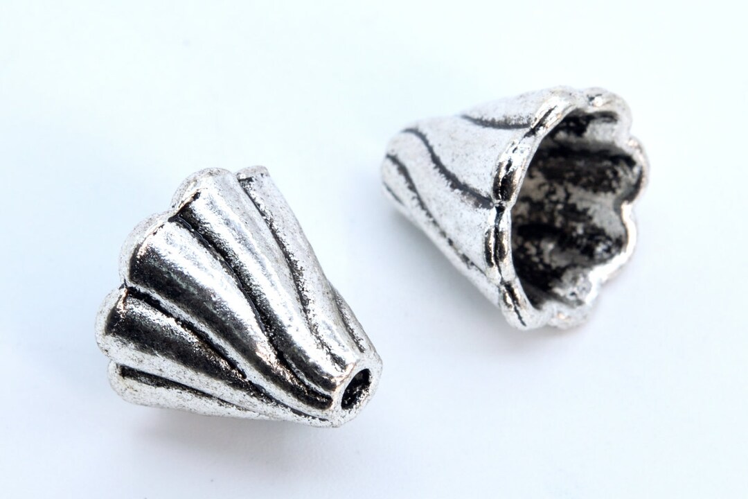 20個 - 13 x 12 MM コーンビーズキャップ アンティークシルバートーン