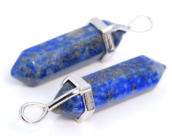 Könnte beinhalten: Zwei silberfarbene Anhänger mit blauen Lapislazuli-Kristallspitzen. Die Anhänger haben ein geometrisches Design und sind perfekt für die Schmuckherstellung.