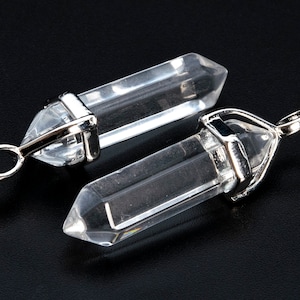 2 st - 39 x 8 MM naturliga kristallklara kvartspärlor, läkande sexkantigt spetsigt hänge med försilvrad kappa (111100)