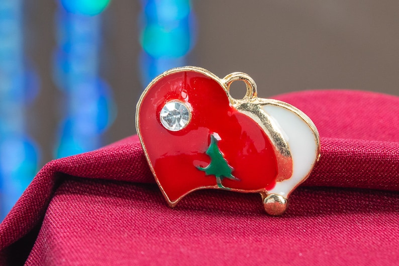 2 Pcs 65396-3283 21x18x1MM Charm Heart Gold Tone Enamel Red Heart With White Hat Charms