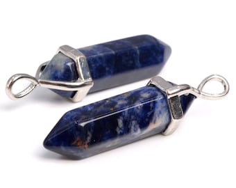 Könnte beinhalten: Zwei blaue und weiße Edelstein-Anhänger mit silbernen Einstellungen. Die Anhänger sind in Form von langen, spitzen Kristallen.