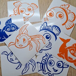 Puede incluir: Conjunto de ocho pegatinas de vinilo con diferentes diseños de peces de dibujos animados. Los peces son de color azul y naranja con contornos blancos. Las pegatinas son perfectas para añadir un toque divertido y caprichoso a cualquier superficie.