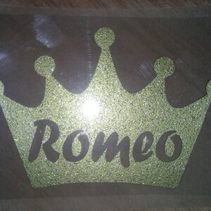 Peut inclure: Une couronne en paillettes dorées avec le nom Romeo à l'intérieur.