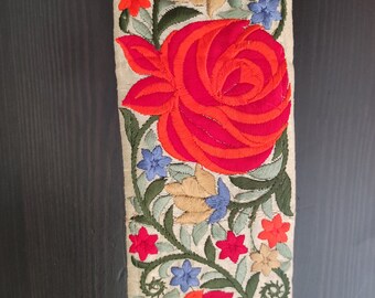 Persian braid, red, orange, beige and blue roses on an ecru background