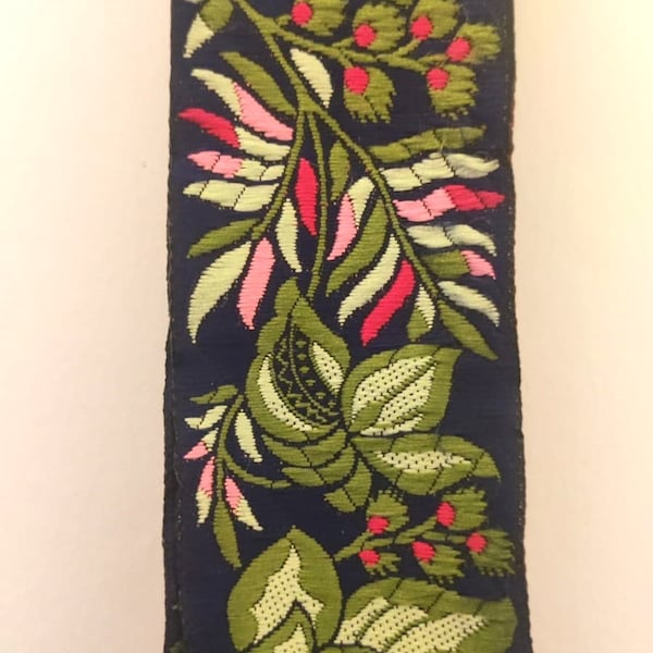 Galon brode bleu marine motifs fleurs vert olive vert pale et fuchsia 5 cm