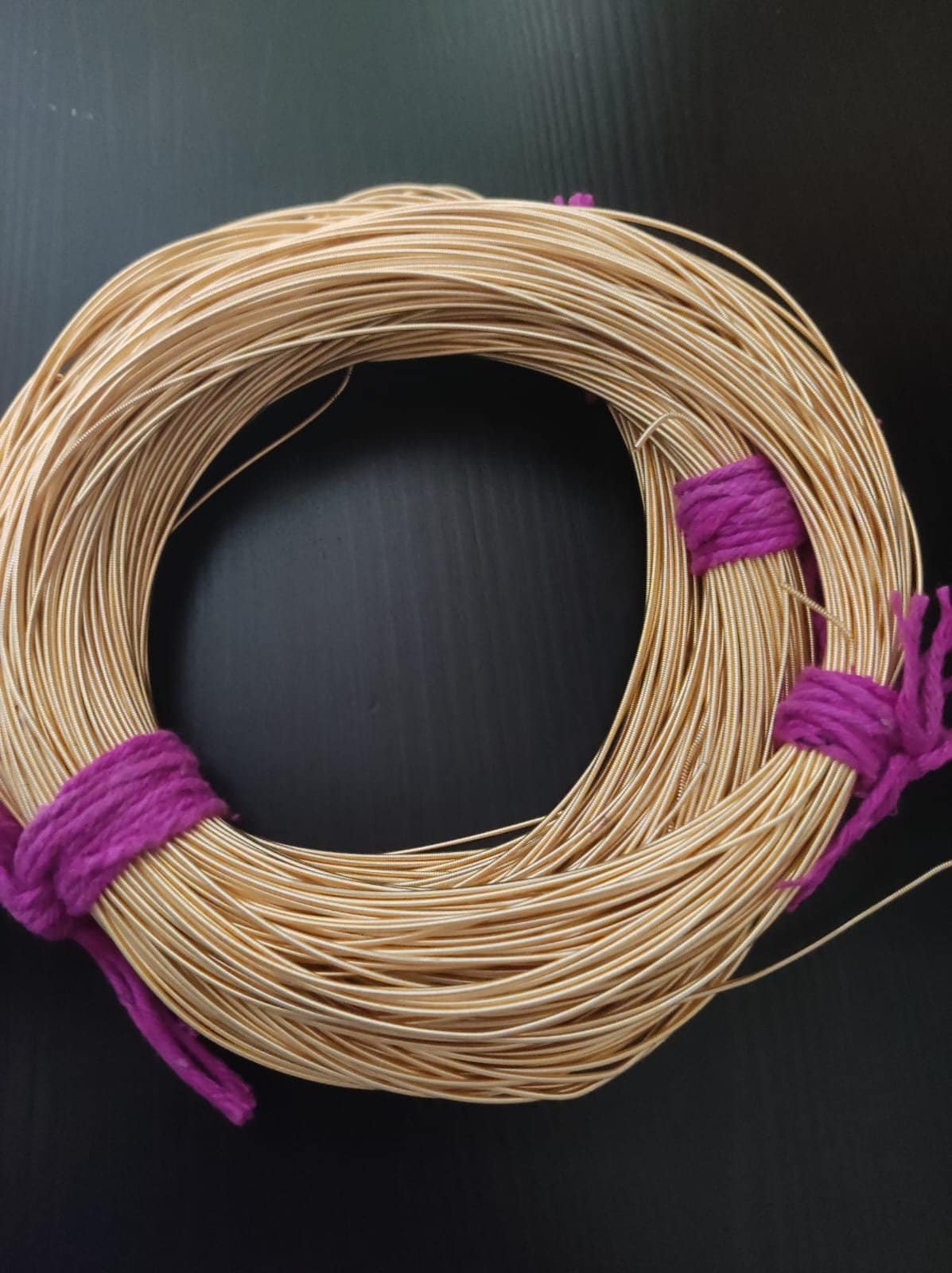 極細の光る光沢のあるゴールドのジェセロン刺繍糸