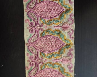 Galon Indien brode écru  fleurs mauves Gujarati