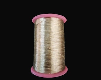 Carrete de hilo de oro rosa