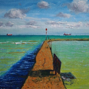 Op de afbeelding: Een schilderij van een houten pier die zich uitstrekt in een turquoise oceaan. De pier is gebogen en leidt naar een rode boei. De lucht is blauw met witte wolken.