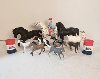 Schleich Alemania 2005 Caballo coleccionable Lote de 14 figuras Barrel Racer Appaloosa Barrels Billy Goat