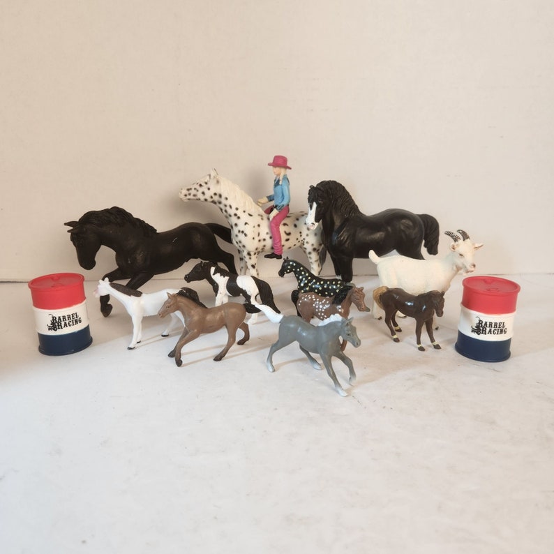 Schleich Allemagne 2005 Cheval de collection Lot de 14 figurines Barrel Racer Appaloosa Barrels Billy Goat image 1