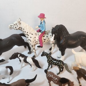 Schleich Allemagne 2005 Cheval de collection Lot de 14 figurines Barrel Racer Appaloosa Barrels Billy Goat image 7