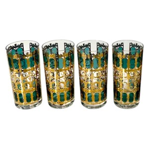 Puede incluir: Cuatro vasos altos vintage con un diseño de filigrana dorada y detalles turquesa. Los vasos tienen una base transparente y un borde negro. El diseño dorado crea un patrón decorativo alrededor de las secciones turquesa.