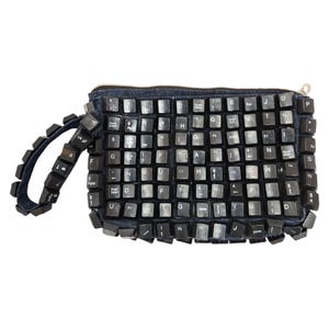 Bolso de mano con teclado reciclado "My Type of Style" de Two's Company