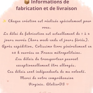 May include: A light pink informational card with dark brown cursive text titled Informations de fabrication et de livraison. The text details production times of 1 to 4 business days and shipping via Colissimo in 48 hours, signed by Virginie. AtelierDS.