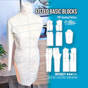 Puede incluir: Un maniquí de costura blanco ajustado con líneas azules que marcan las costuras. El maniquí lleva un vestido de tela blanca. La imagen también muestra un conjunto de patrones de bloques básicos ajustados para las tallas UK 6-22, US 4-20, EUR 34-50. El texto "Fitted Basic Blocks" y "Alice in Cosplayland" es visible en la imagen.