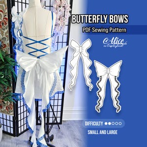 Pode incluir: Uma peça de cetim branco com acabamento em renda azul e um grande laço nas costas, exibida em um manequim. A imagem inclui o texto: BUTTERFLY BOWS, PDF Sewing Pattern, Alice in Cosplayland, DIFFICULTY, SMALL AND LARGE, e dois diagramas de laços.
