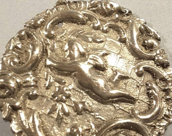 Bottone in argento raffigurante un cherubino, inizio '900.