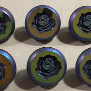 Set vintage di sei piccoli bottoni in vetro ceco a forma di rosa.
