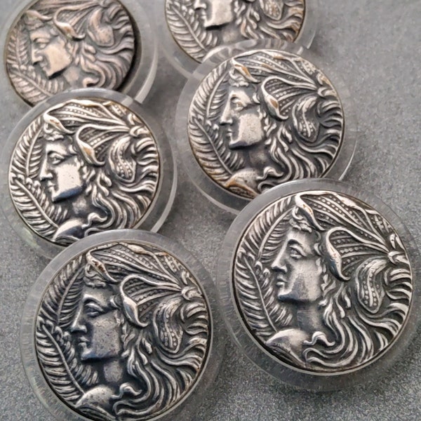 Lot De 10 Boutons Anciens En Lucite Couleur écru - Diamètres 18mm Et 20mm, Très Bon état