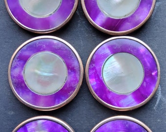 Vintage stunning set of six mother of pearl buttons.