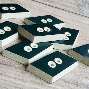 Conjunto vintage de oito botões verdes e brancos dos anos 1920-30.