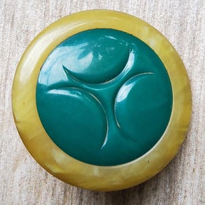 Grande botão de casaco verde e chifre falso da década de 1930.