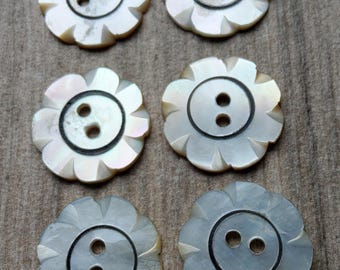 ヴィンテージの彫刻入りマザーオブパールボタン 6 個セット。