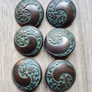 Conjunto vintage de seis grandes botones de abrigo metálicos Art Nouveau.