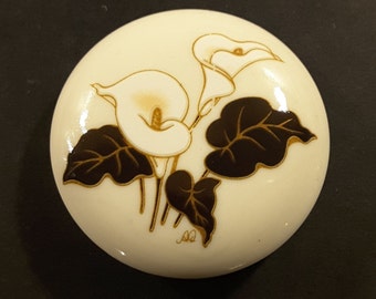 Vintage casein lily flower button.