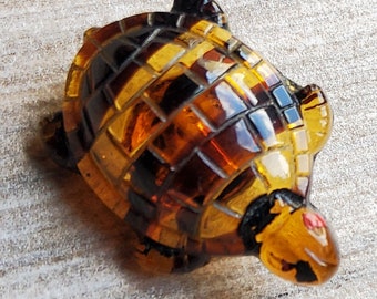 Vintage 1930's glass turtle button.