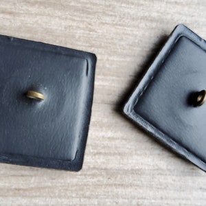 Paire de gros boutons carrés en cuir vintage. image 4