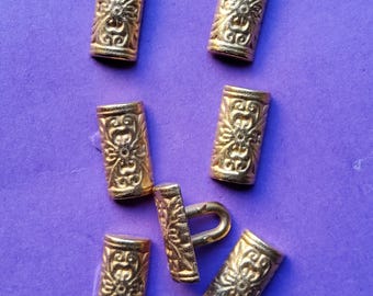 Set vintage di sette piccoli bottoni in metallo dorato.