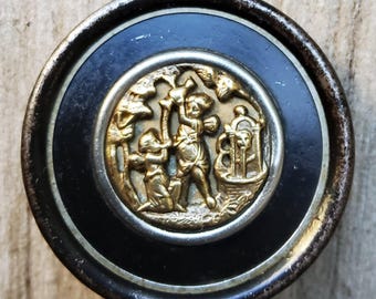 Spilla raffigurante un'immagine in metallo, vintage, del XIX secolo.