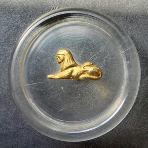Botão grande de esfinge em acrílico transparente vintage da década de 1930.