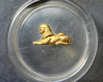 Vintage jaren 1930 grote heldere lucite sfinx jasknop.