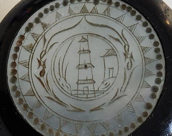 Grote, met de hand gegraveerde parelmoeren knoop uit de jaren 1920-1930.