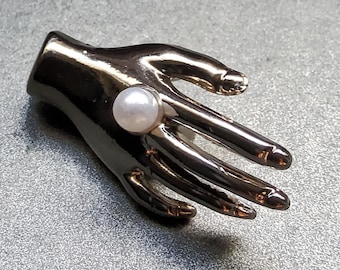 Grote, opvallende chromen metalen handknop.