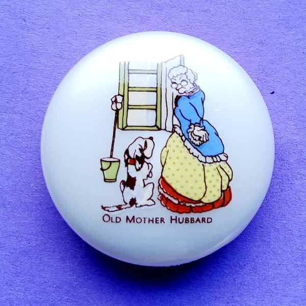 Vintage nursery rhyme button 'Old mother Hubbard.'