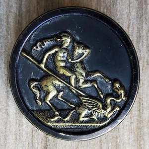 Grande bottone d'epoca in ottone del 1900 raffigurante San Giorgio e il drago.