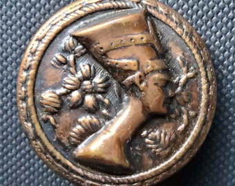 bouton Néfertiti en métal vintage.