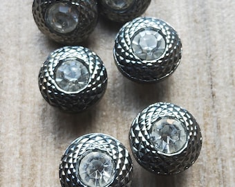 Juego antiguo de nueve pequeños botones de cristal checo.