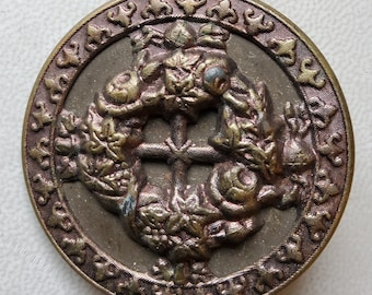 Victorian large brass wreath button.