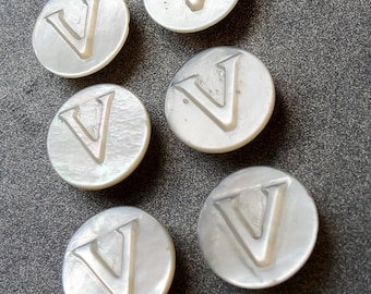 Vintage set van zes jaren 1900 gegraveerde 'V' parelmoeren knopen.