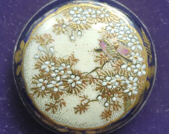 Botón Satsuma vintage del siglo XIX pintado a mano y detallado.